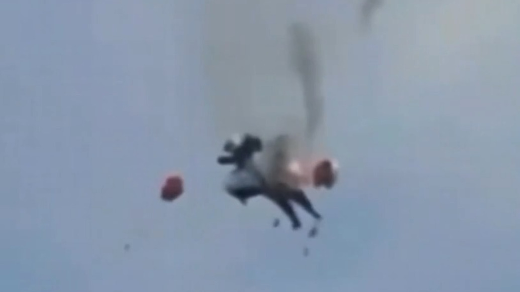 2架EA-18G战机碰撞坠落损失有多大?为何在空中卡住?