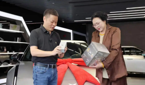 何小鹏与王凤英