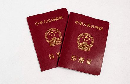 68岁丈夫出轨90后女子还生下双胞胎，5年转账4800万元？妻子怒告二人要求还钱，男子承认出轨否认转账：妻子知情同意，从没想过离婚……