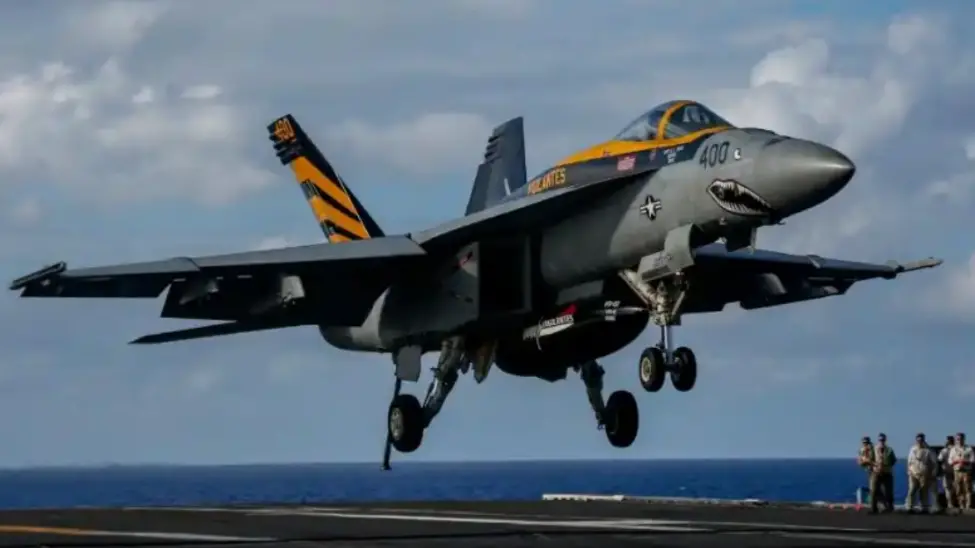 美国海军一架从“林肯”号航空母舰上起飞的F/A-18型“超级大黄蜂”战斗机向油轮发射数发20毫米口径机炮炮弹，击中船舵。