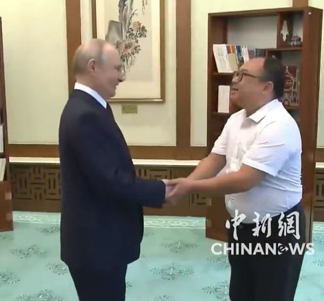 奇妙的缘分！偶遇26年后湖南工程师与普京再见面，互赠的礼物都是瓷器，当事人讲述