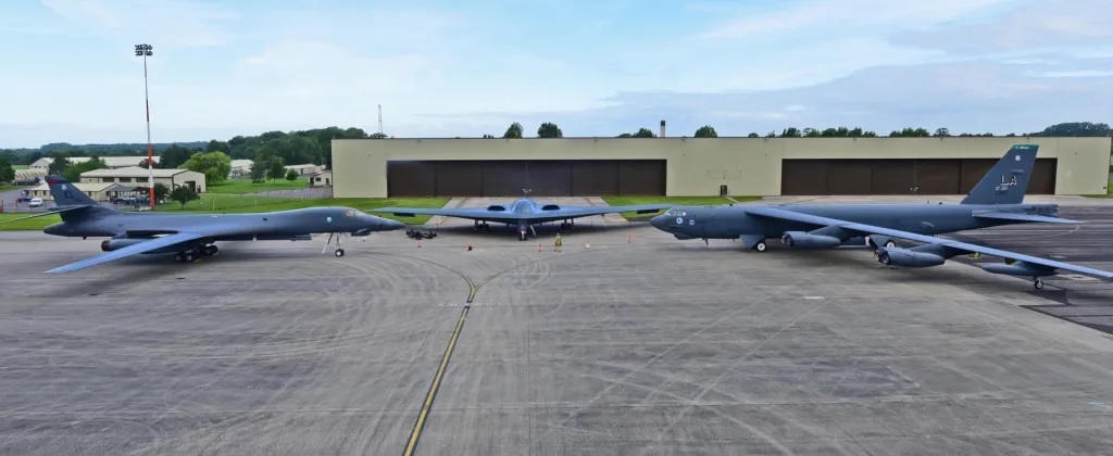 相比于B-1B（左）和B-2（中），B-52（右）是无可争议的“老资历”