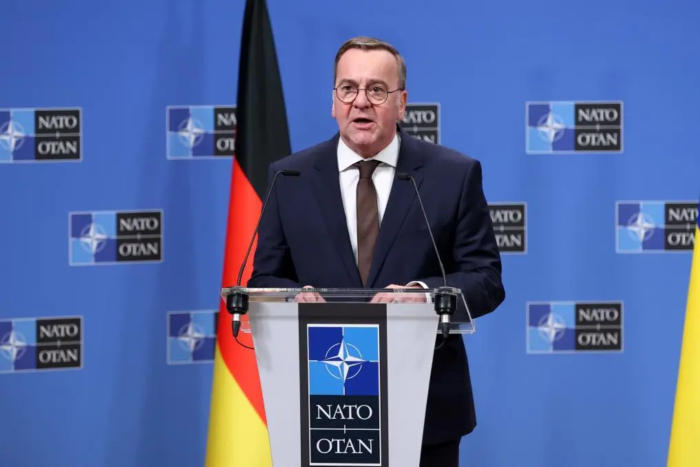 4月11日,在位于比利时布鲁塞尔的北约总部,德国国防部长皮斯托里乌斯在乌克兰联络小组国防部长会议后出席新闻发布会。