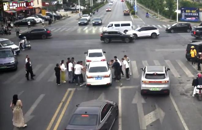 司机昏迷后踩到油门导致追尾,前车女司机死死将失控车辆顶住:“如果我开走了,对其他路人很危险”