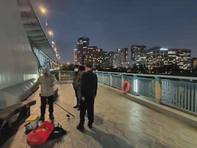 “真的后怕，根本反应不过来，线越勒越紧”，一女子夜骑，突然被细线勒住脖颈……