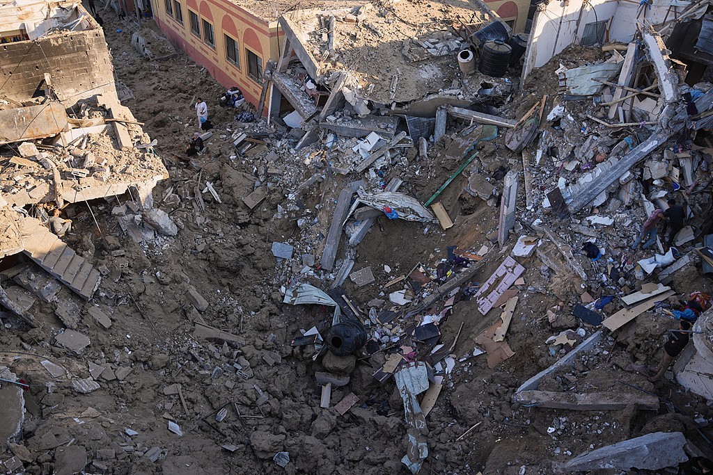 当地时间29日，以色列空袭加沙地带代尔拜拉赫，一些建筑被严重摧毁。（视觉中国）