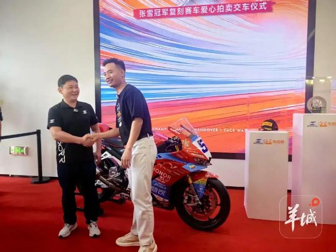 张雪到广州交接冠军复刻赛车，500万元善款已捐嫣然天使基金；接收企业：有人出价2000万元买车，不卖，将永久收藏并开启全国公益巡展