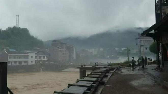 湖南山村洪水暴涨8.76米，打工人全网急呼：热搜没它，仍有老人失联