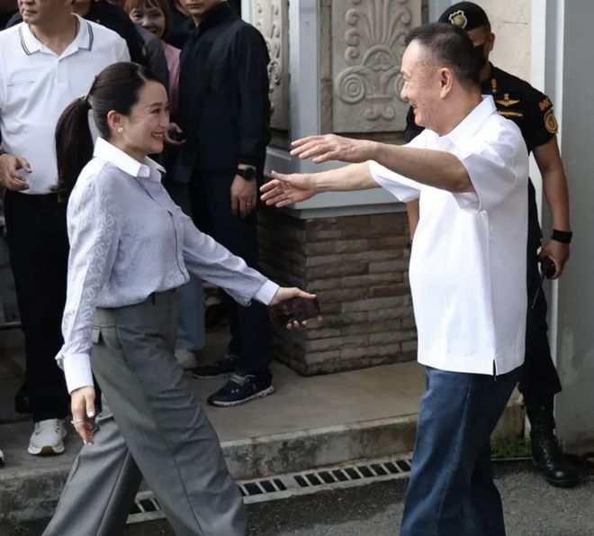 他信假释出狱：与前总理女儿搭车牌“4444”的车离开，“现在什么也记不起来”