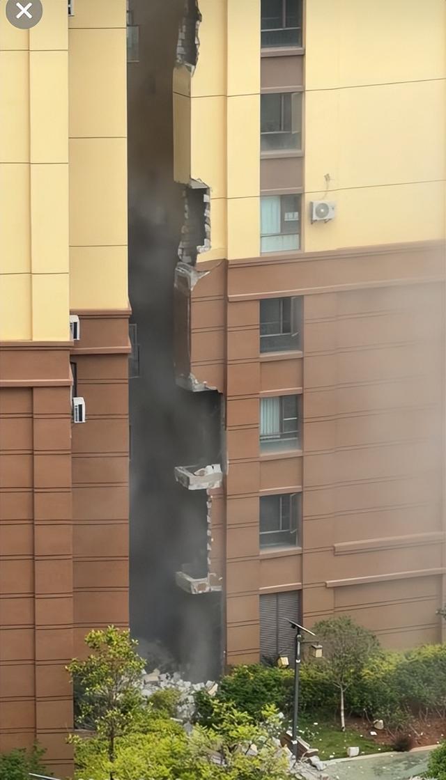 昆明一小区内排烟管爆炸 外墙装饰层碎裂脱落;当地:没有造成人员伤亡