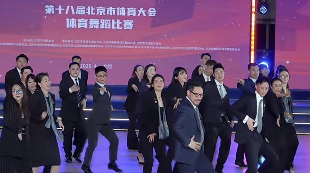 57岁高校教师跳恰恰舞走红：开始不懂“法拉利”，后来才知是夸赞｜封面头条