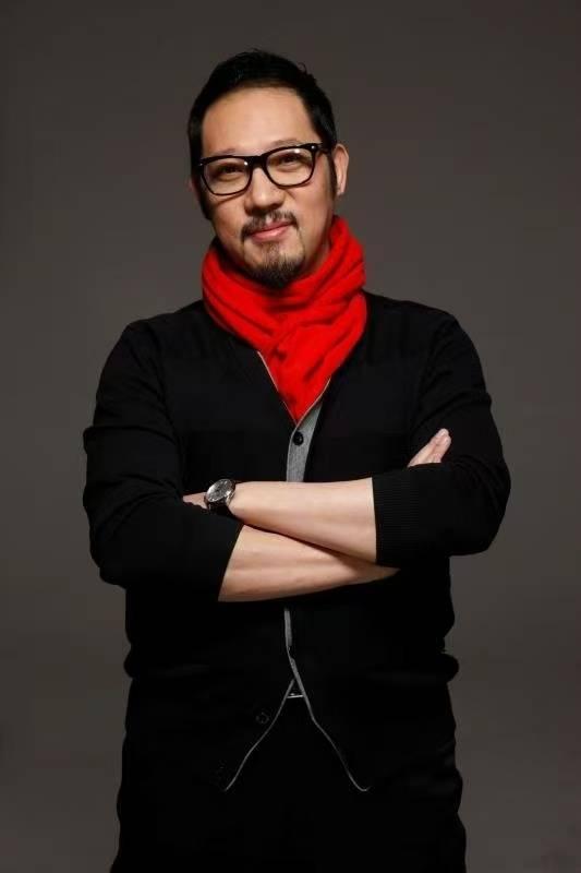 57岁高校教师跳恰恰舞走红：开始不懂“法拉利”，后来才知是夸赞｜封面头条