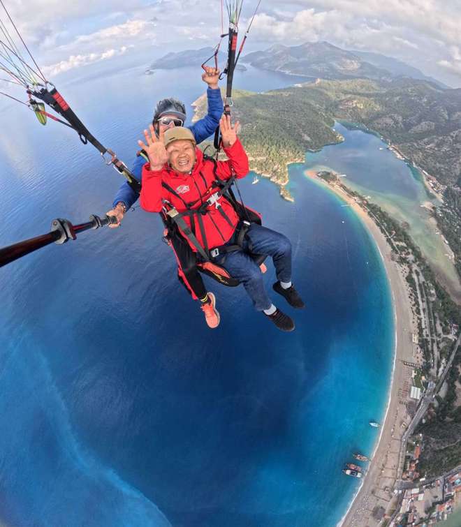 82岁湖北大爷再次开启背包环球之旅,在土耳其乘热气球坐滑翔伞,此前已游历四大洲10多个国家,一个月花掉近一年退休金