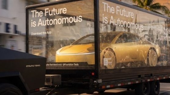 迈阿密展出特斯拉Cybercab:透明展柜巡游引瞩目
