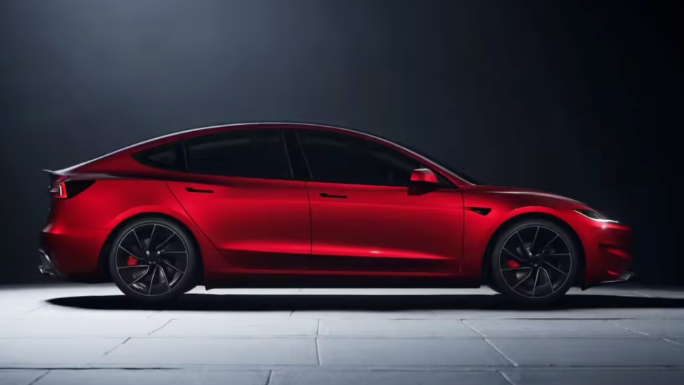 特斯拉高管:正研究三电机版Model 3的可行性