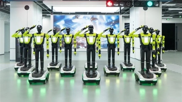 智能交警上岗引领新风尚：15台机器人成为城市焦点