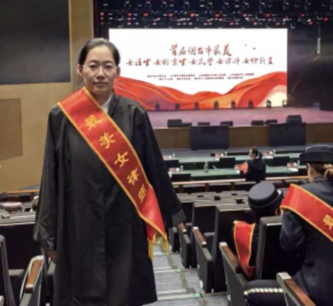 山东烟台“最美女律师”迟宗琳遇车祸去世，年仅42岁：生前常免费帮弱势群体打官司，还率一家七口登记捐献遗体角膜，如今名字与父亲同刻纪念墙