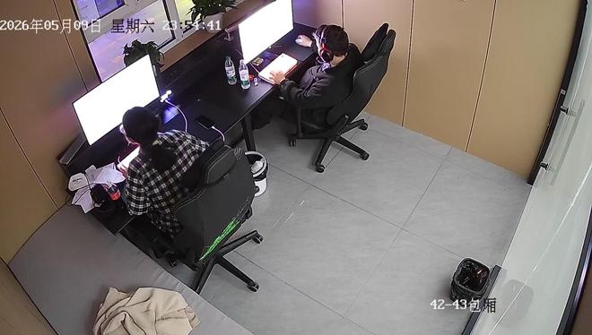 新疆一女生没电脑在电竞馆学习,女店主得知后免费:只要是不打游戏,来学习的都免费