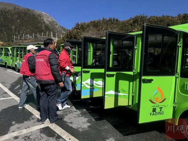 四川稻城亚丁景区摆渡车将下调收费,执行8折优惠,景区工作人员回应:价格调整属实,目前暂未收到正式文件;此前曾被文旅部点名批评