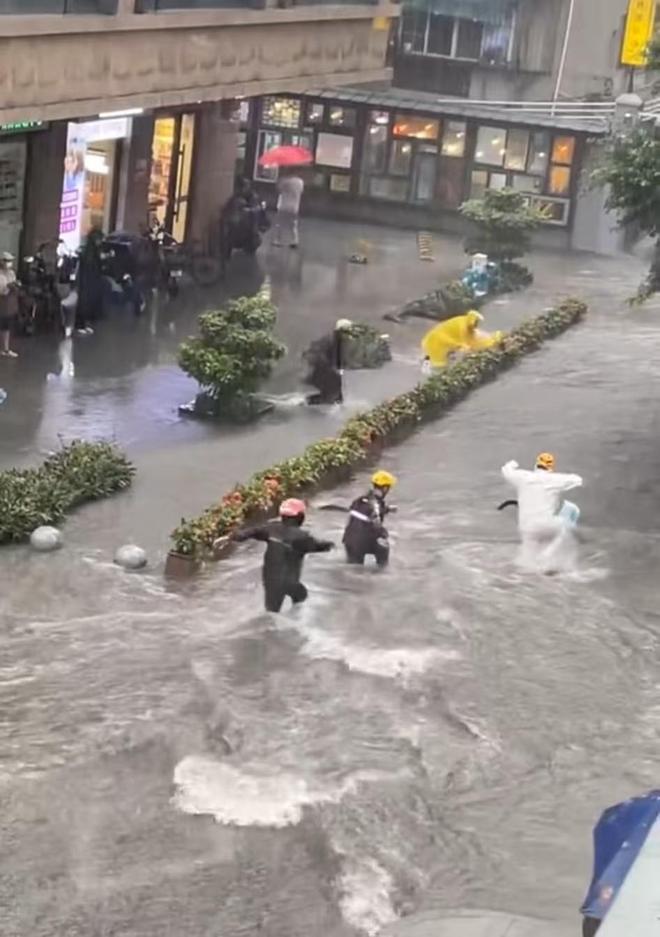 广州暴雨天5名外卖小哥狂奔救落水男孩,第4名小哥被找到,获救男孩写感谢信答谢