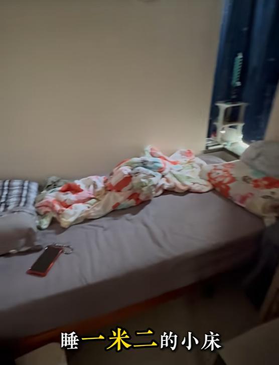 奥运冠军杨威一家六口挤在香港40多平出租屋:夫妻睡1米2小床,儿子杨阳洋睡沙发,早起刷牙要排队,续租面临房租上涨等问题