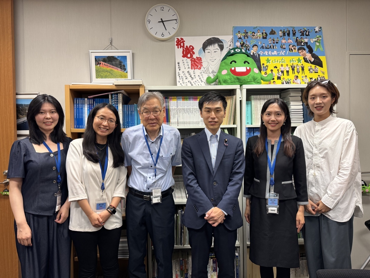 2025年7月，阿部活士（左三）陪同本报记者在东京采访日本共产党籍参议员山添拓（右三）。 邢晓婧供图