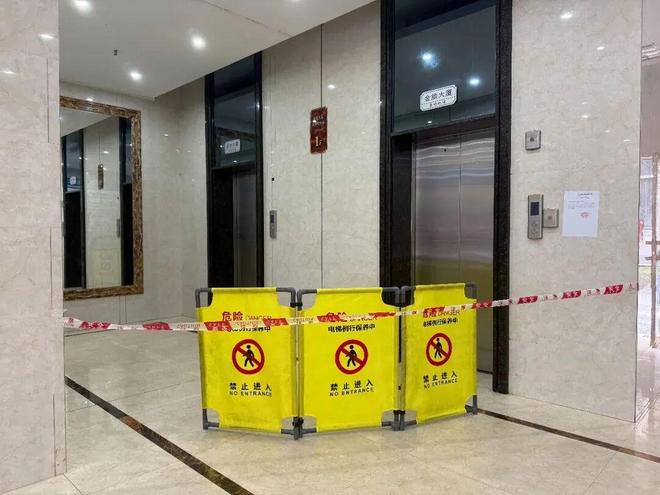 广西一大楼遭雷电击中，电光直贯楼顶，伴随巨大轰鸣！多方回应：无人伤亡，一台电梯损坏停运；业主疑问：防雷设施是否不达标？专家解析→