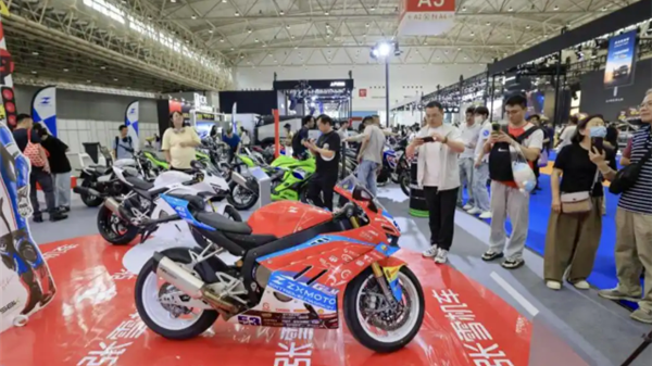 根本拦不住!车展首日2000人排队等试驾 张雪机车凭啥这么火