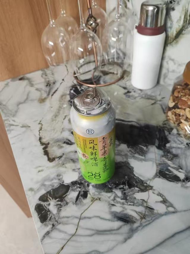 罐装鲜啤酒常温放了20多天后“爆炸”？消费者质疑产品质量；厂方：须冷藏储存
