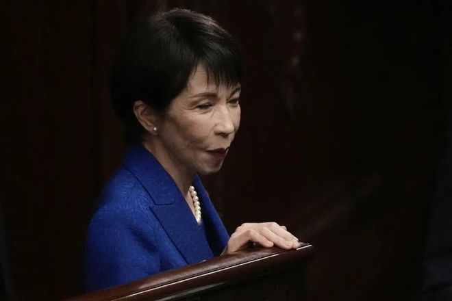 拦不下特朗普，门缝外面一怨妇