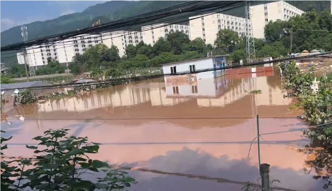 重庆永川突发瞬时极端特大暴雨，一农家乐3000多斤特色鱼几乎全被冲走，老板发声