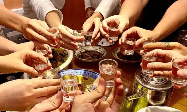 教师参加婚宴连喝3场后酒驾身亡,家属向新人及同饮者索赔40余万元,法院:应自行承担90%责任