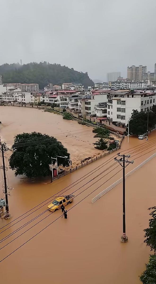赣州上犹县遭遇暴雨,有居民称街道上积水淹到车顶,当地应急部门派出皮划艇救援,暂无人员伤亡