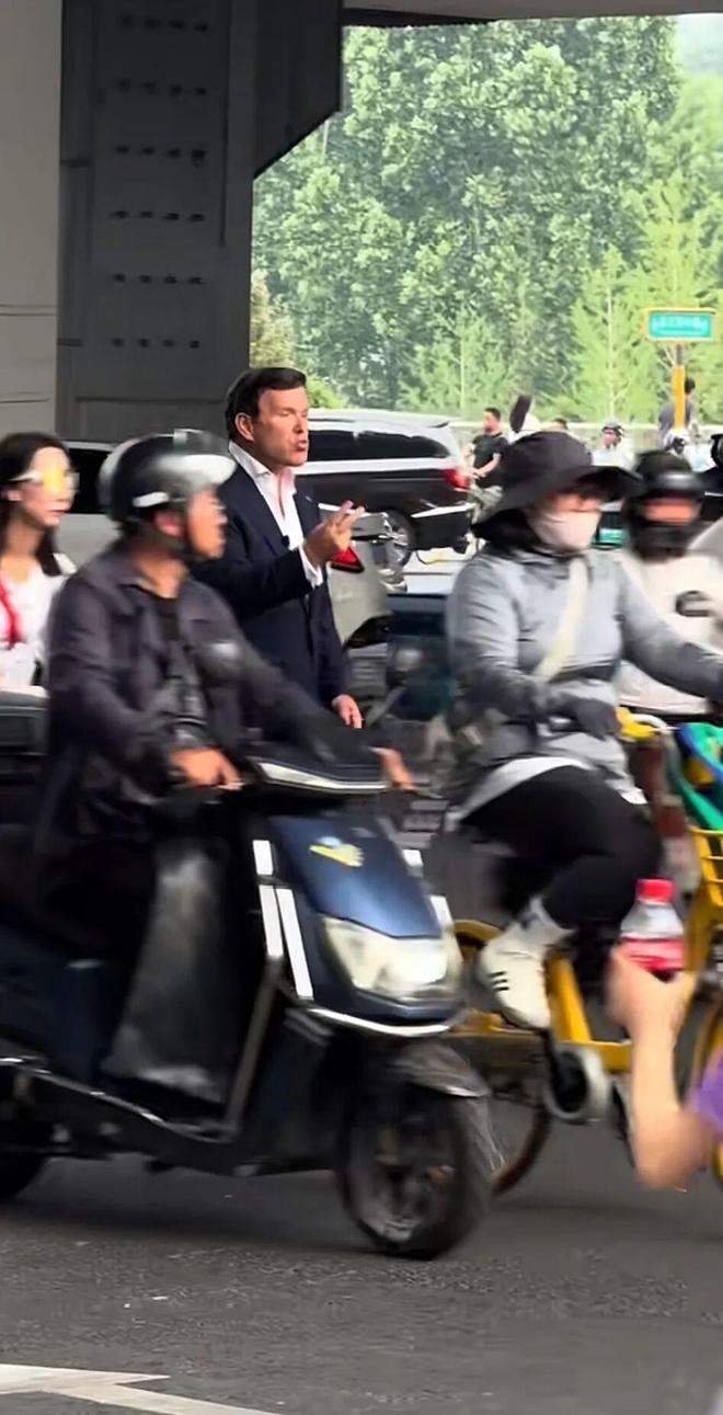 “北京到处都是摄像头”,美国福克斯主播试图抹黑中国,结果“翻车”!违章停车、早高峰占道出镜…...美国网友狂喷:简直是耻辱