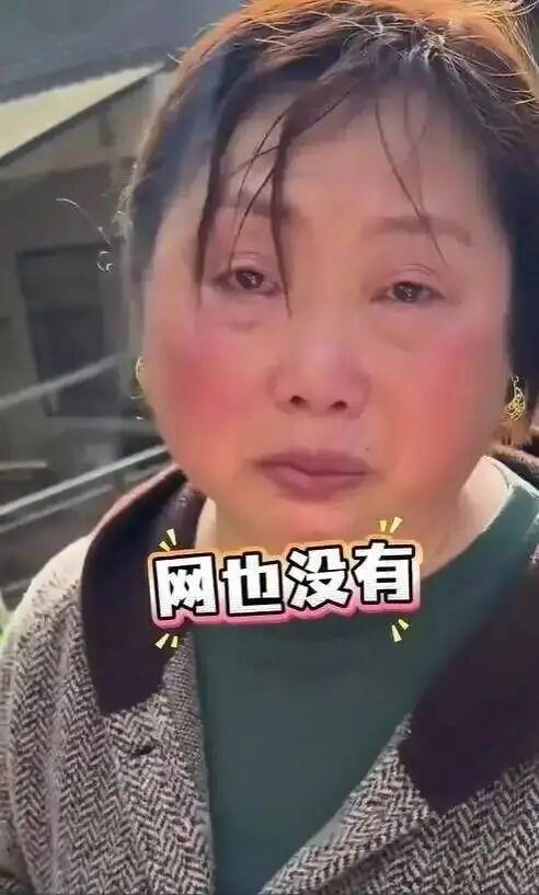村支书奋力救灾却因戴耳环被“键盘侠”挑刺！别让少数网友的片面猜忌，寒了一线救灾人员的心