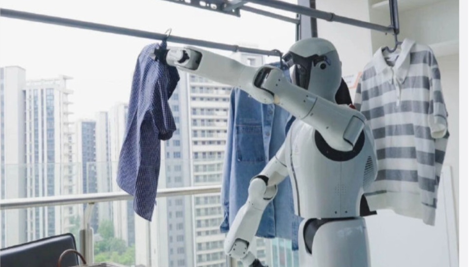 中国首个家庭通用机器人在武汉发布：能陪老人聊天、叠衣服、做饭、收拾餐桌