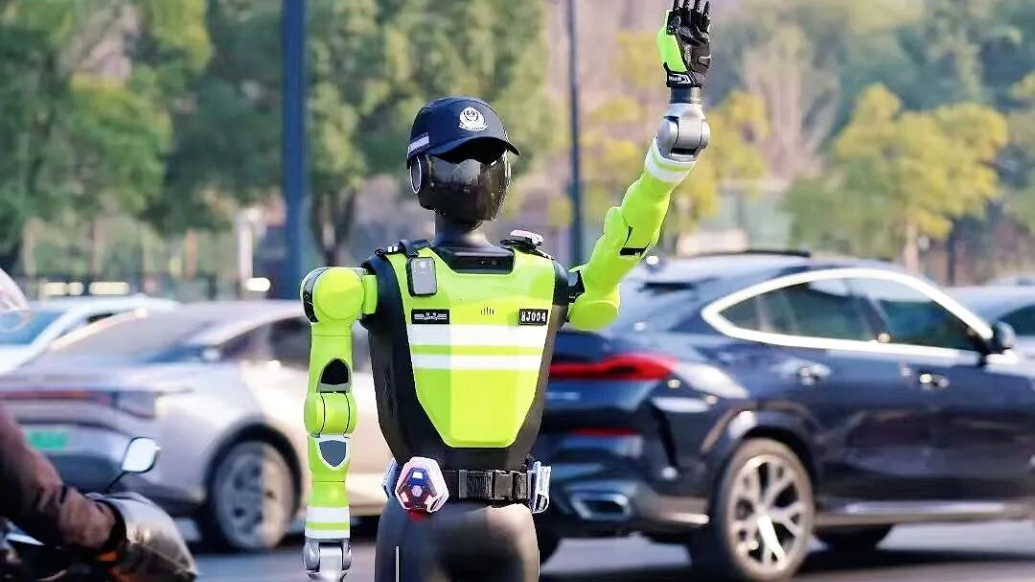智能上岗！全国首个交警机器人小队亮相