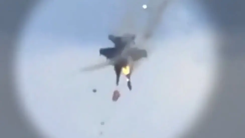 发生空中相撞的是美国海军两架E/A-18G型“咆哮者”舰载电子战飞机。
