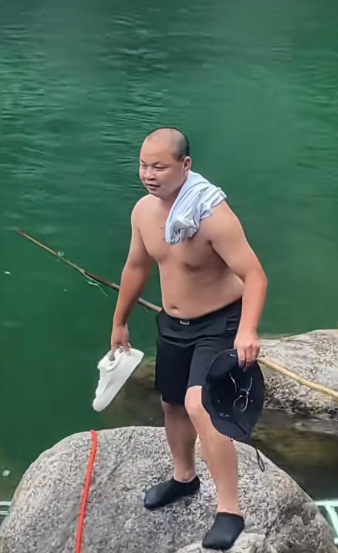 外地游客在野外水潭溺水沉底,广东大哥一手拿绳潜入深潭救人:男子获救,已在医院康复