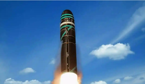 法国海军正在对其核力量的重要组成部分——潜射弹道导弹(SLBM)进行现代化升级,为其M51.3潜射弹道导弹升级M51.4,提升射程、精度和躲避拦截的能力。
