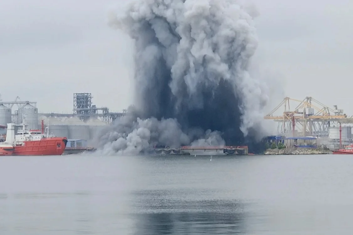 当地时间5日,乌克兰一艘无人艇在罗马尼亚一港口附近爆炸。图自外媒