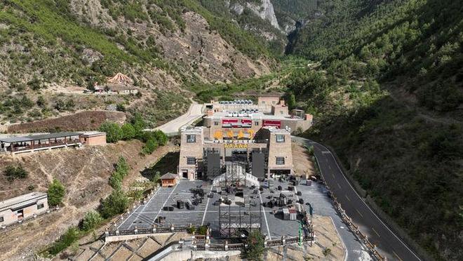 央媒调查稻城亚丁“道路设卡摆渡收费”:收的什么费?景区有权设卡吗?