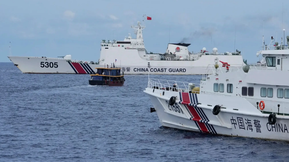 中国海警位中国黄岩岛领海及周边区域执法巡查