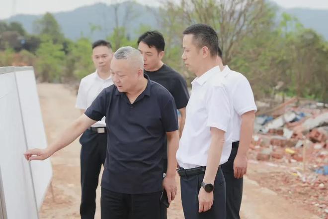胡小刚在官渡镇督导调度事故善后工作